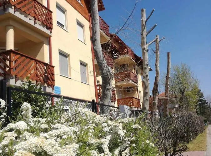 Plazs アパート バラトンレッレ